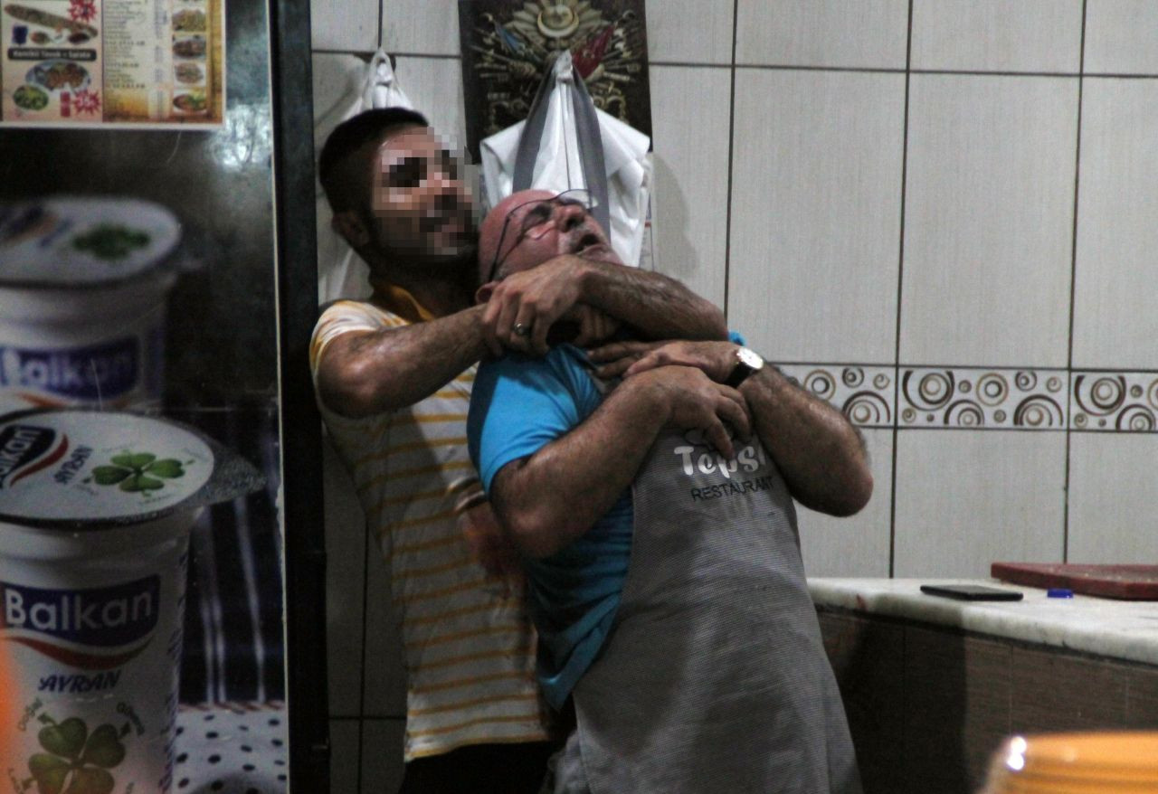 Beş saat boyunca boğazında bıçakla rehin alınmıştı takla atarak kurtuldu - Sayfa:1
