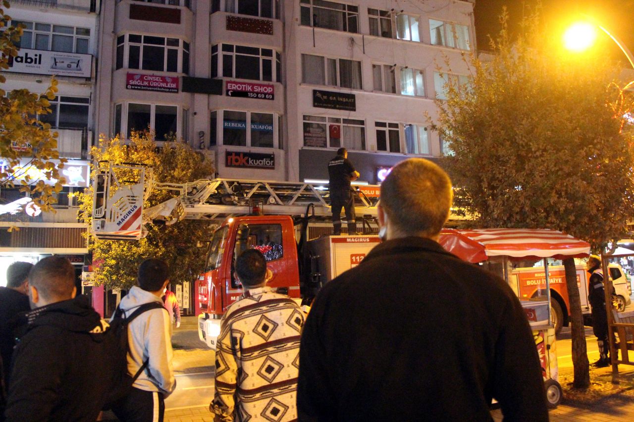 Öğrencilere 'erotik' operasyon... Bolu'da iki öğrenci erotik shop dükkanı açtı, halk ayaklandı! Polis ve belediye harekete geçti. Ne mi oldu? O tabela indirildi - Sayfa:4