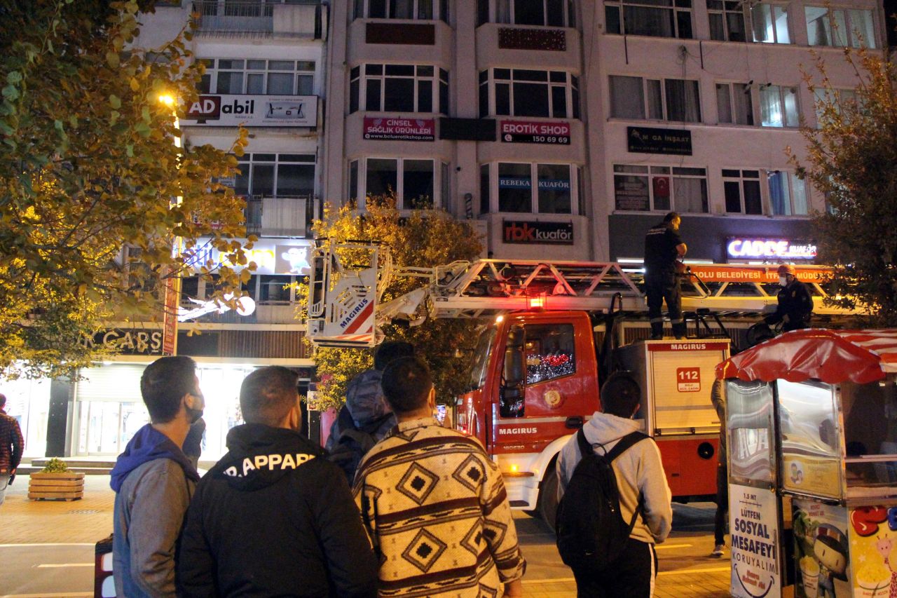 Öğrencilere 'erotik' operasyon... Bolu'da iki öğrenci erotik shop dükkanı açtı, halk ayaklandı! Polis ve belediye harekete geçti. Ne mi oldu? O tabela indirildi - Sayfa:1