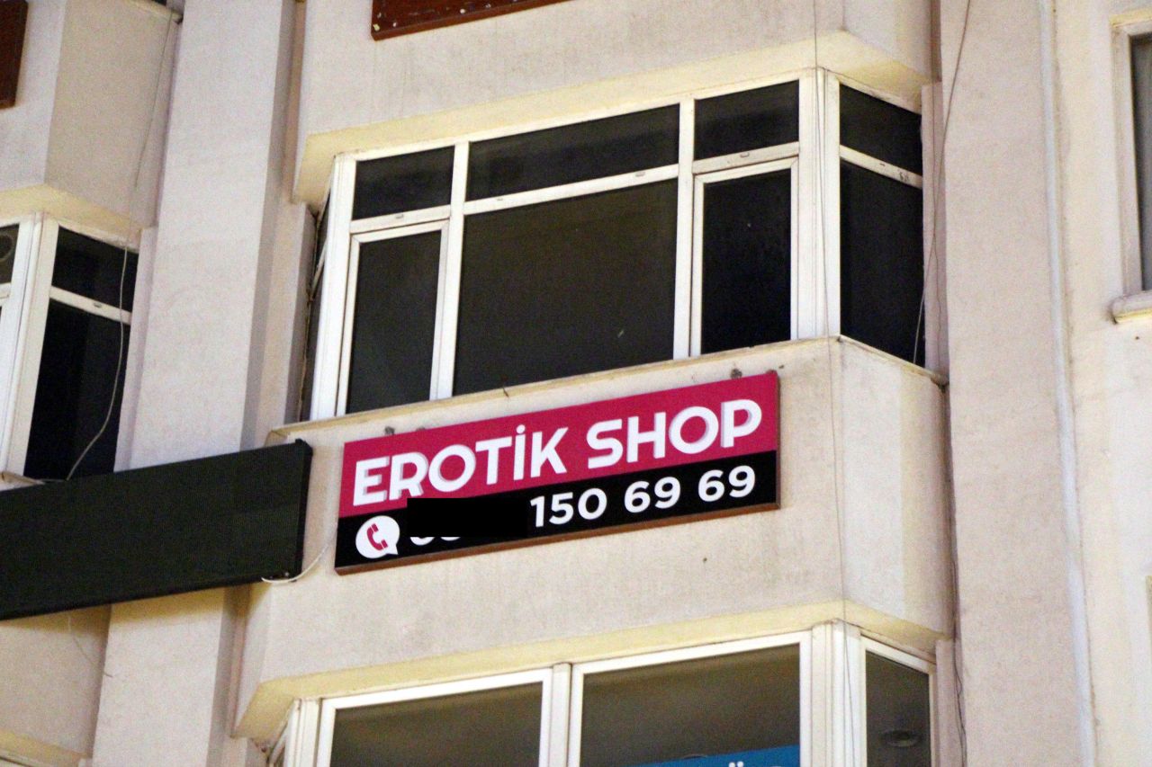 Öğrencilere 'erotik' operasyon... Bolu'da iki öğrenci erotik shop dükkanı açtı, halk ayaklandı! Polis ve belediye harekete geçti. Ne mi oldu? O tabela indirildi - Sayfa:3