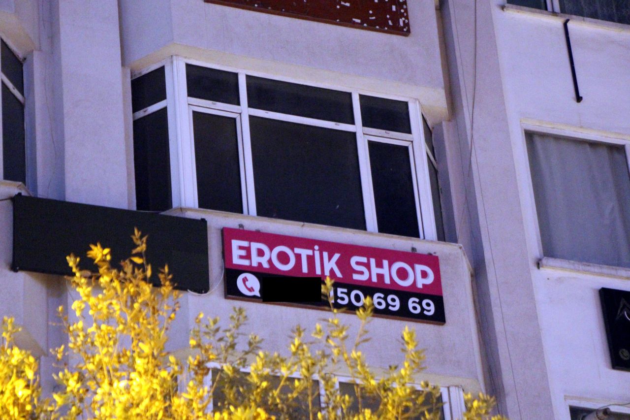 Öğrencilere 'erotik' operasyon... Bolu'da iki öğrenci erotik shop dükkanı açtı, halk ayaklandı! Polis ve belediye harekete geçti. Ne mi oldu? O tabela indirildi - Sayfa:2