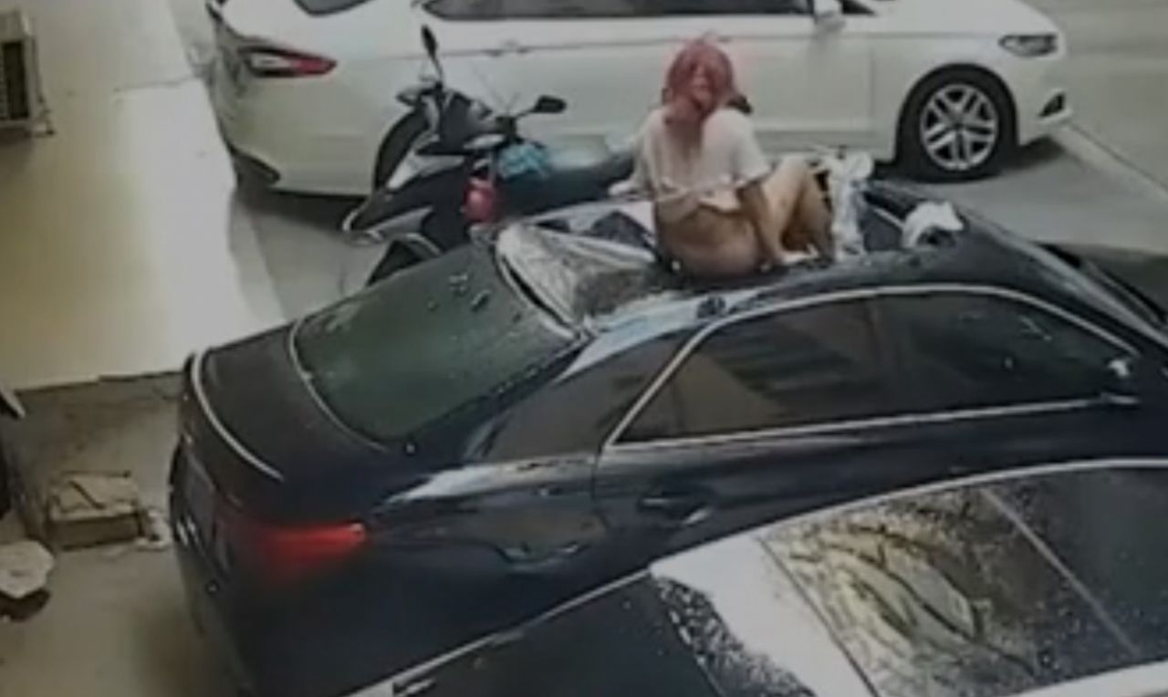 Cinsel ilişki sırasında balkondan düşen kadın, lüks arabayı pert etti - Sayfa:1
