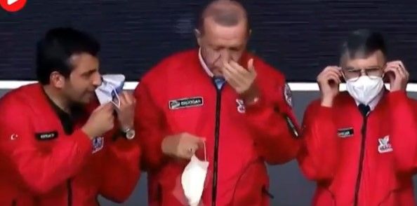 TEKNOFEST'te maske krizi! Fahrettin Koca, damat Selçuk Bayraktar'ın isteğini reddeti! - Sayfa:1