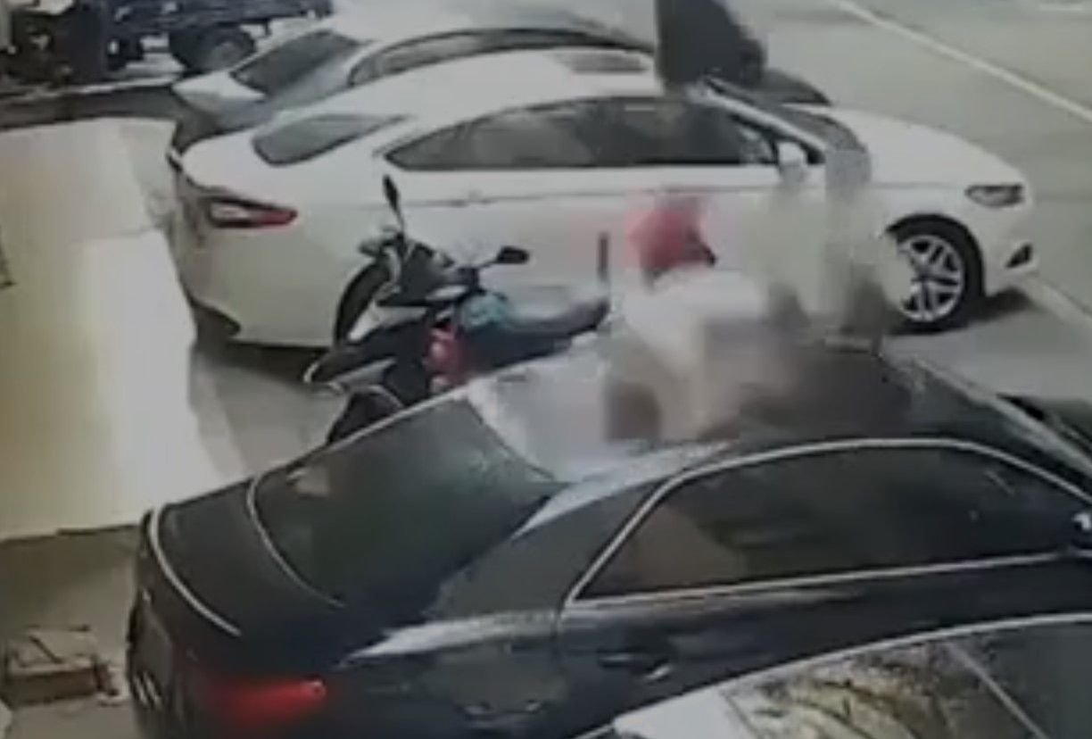 Cinsel ilişki sırasında balkondan düşen kadın, lüks arabayı pert etti - Sayfa:3