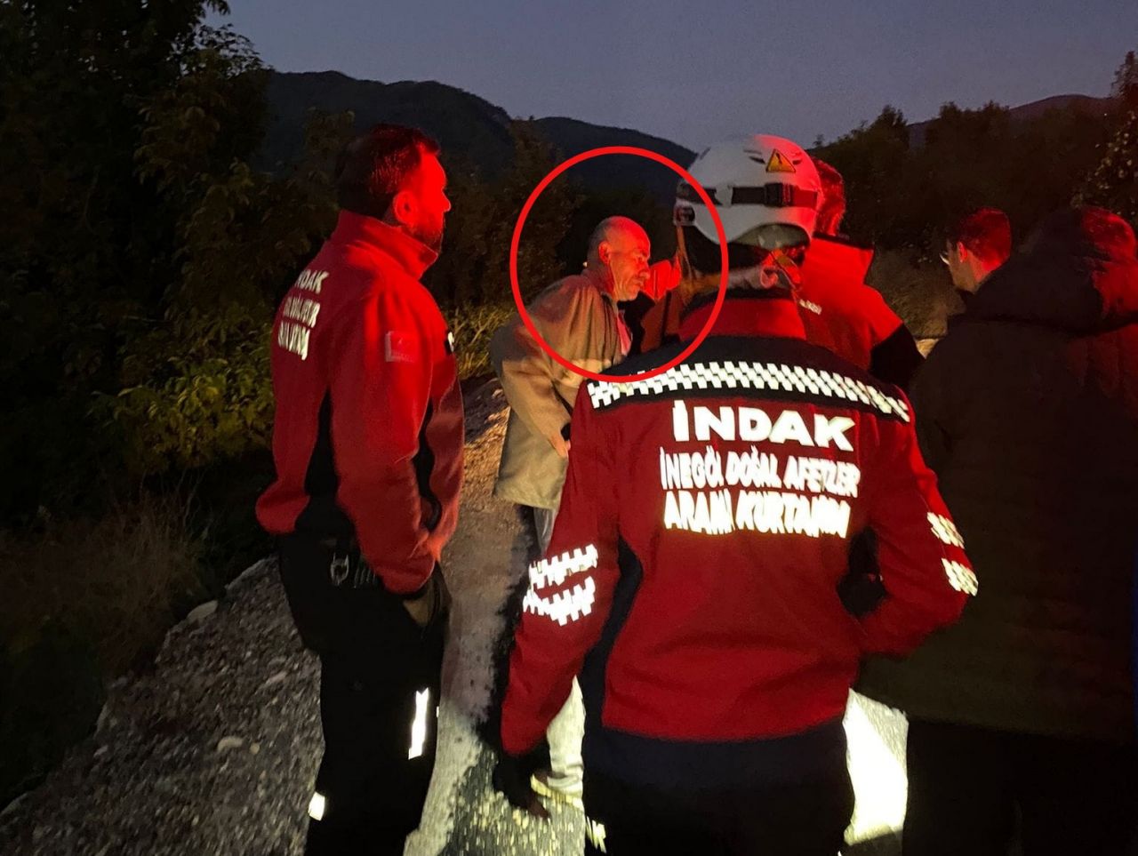 Skandal arama, skandal kurtarma... Alkollü adam kendisini kayıp sandı, aramaya katıldı: Kurtarma ekibi ismini söyleyince 'buradayım' dedi - Sayfa:1