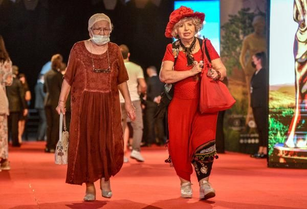 Altın Portakal Film Festivali başladı.... İşte kırmızı halıda şıklık yarışı - Sayfa:1