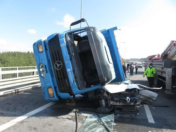 İstanbul'da korkunç kaza: Beton blok taşıyan tır, arabanın üzerine devrildi - Sayfa:1