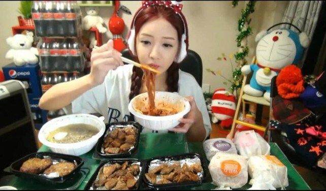 Kamera karşısında yemek yiyerek milyonları kazanıyorlar! Mukbang yarışı devam ediyor... - Sayfa:3