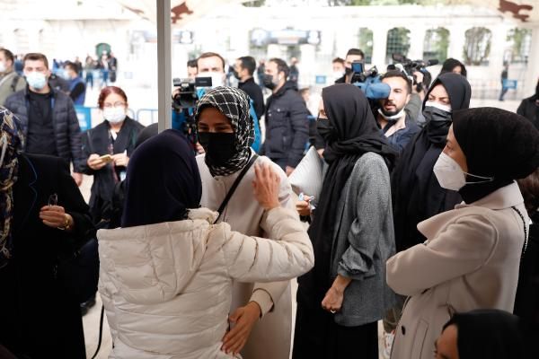 Özdemir Bayraktar'ın cenazesinde sürpriz isim! Cenazeye katılan eski Cumhurbaşkanı Abdullah Gül sosyal medyadan paylaşım da yaptı - Sayfa:1