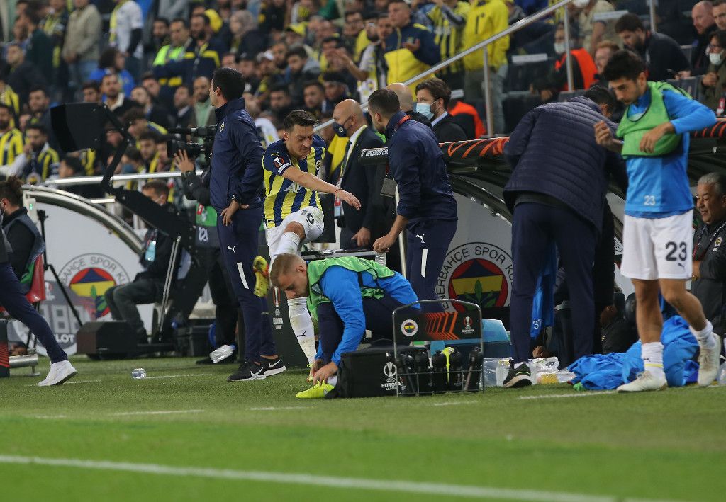 Mesut Özil kenarda çılgına döndü - Sayfa:1
