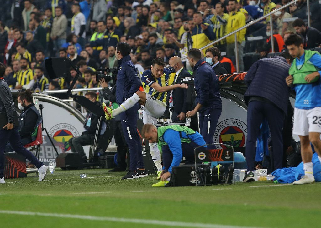 Mesut Özil kenarda çılgına döndü - Sayfa:2