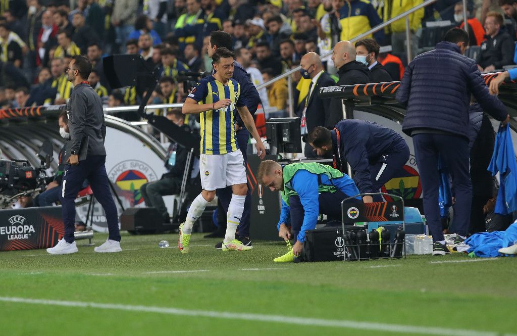 Mesut Özil kenarda çılgına döndü - Sayfa:3
