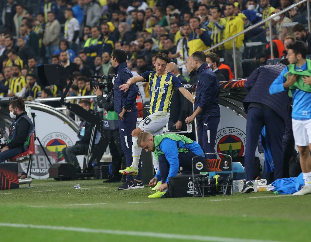 Mesut Özil kenarda çılgına döndü - Sayfa:4