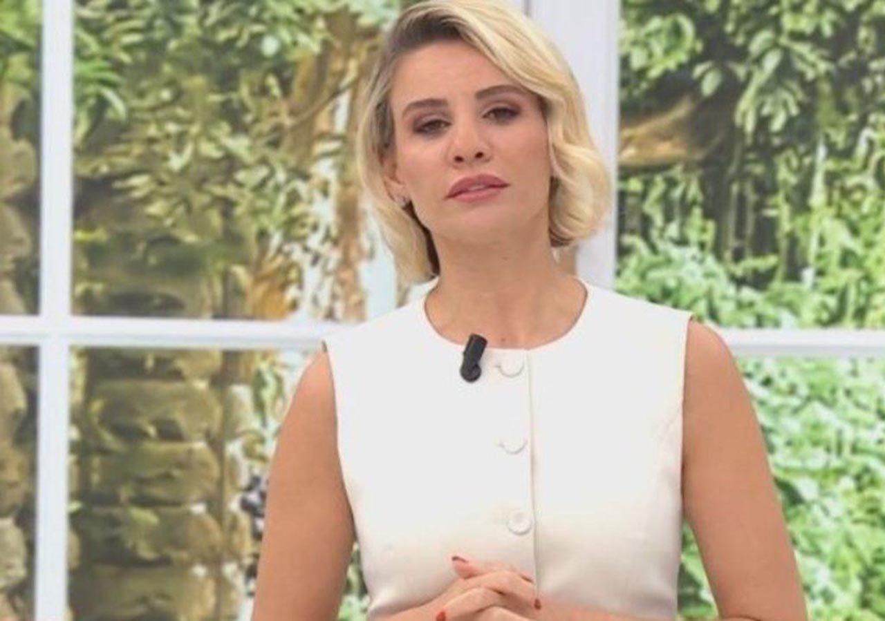 ATV'nin sevilen programlarından Esra Erol'da akıllara durgunluk veren bir olay yaşandı. Esra Erol’da olay olan TikTok itirafı: ''3 araba parasını yedim!'' - Sayfa:1