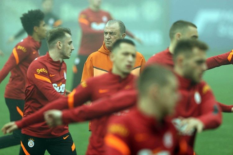 Galatasaray'da tarihi karar! 5 futbolcunun bileti kesildi - Sayfa:1