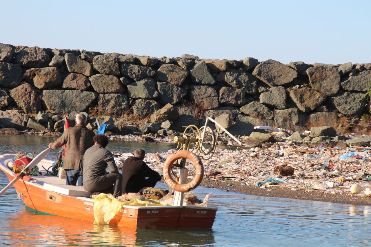 Karadeniz'de dere ve denizlere atılan çöpler, balıkçı barınaklarına birikiyor, balıkçılar denize açılamıyor! - Sayfa:1
