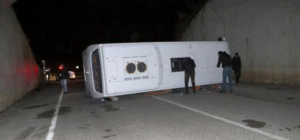 Askeri personel taşıyan servis otomobille çarpıştı: 1’i ağır 14 askeri personel yaralandı... Can pazarı yaşandı - Sayfa:1