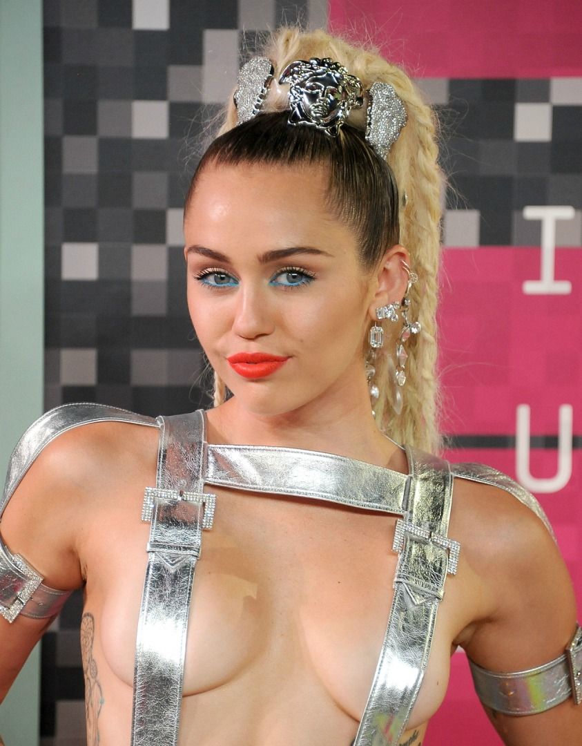 Oyuncu ve şarkıcı Miley Cyrus, kıyafet odasına girdi, hayranlarına çıplak seslendi! - Sayfa:2