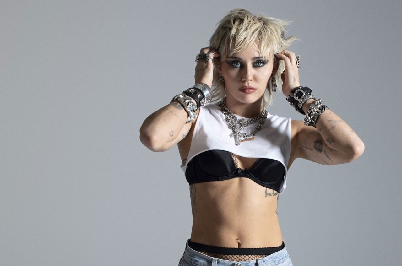 Oyuncu ve şarkıcı Miley Cyrus, kıyafet odasına girdi, hayranlarına çıplak seslendi! - Sayfa:3