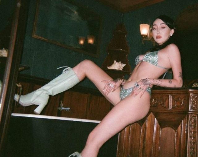 Miley Cyrus' brother Noah Cyrus is showered with likes on Instagram with jaw-dropping poses - Page:5