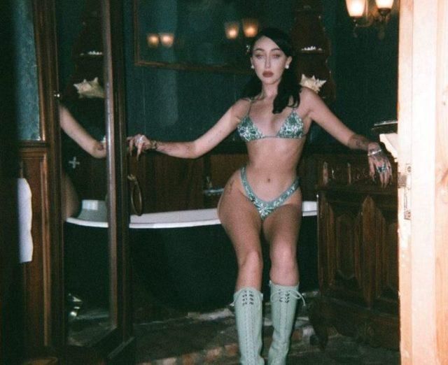 Miley Cyrus' brother Noah Cyrus is showered with likes on Instagram with jaw-dropping poses - Page:6