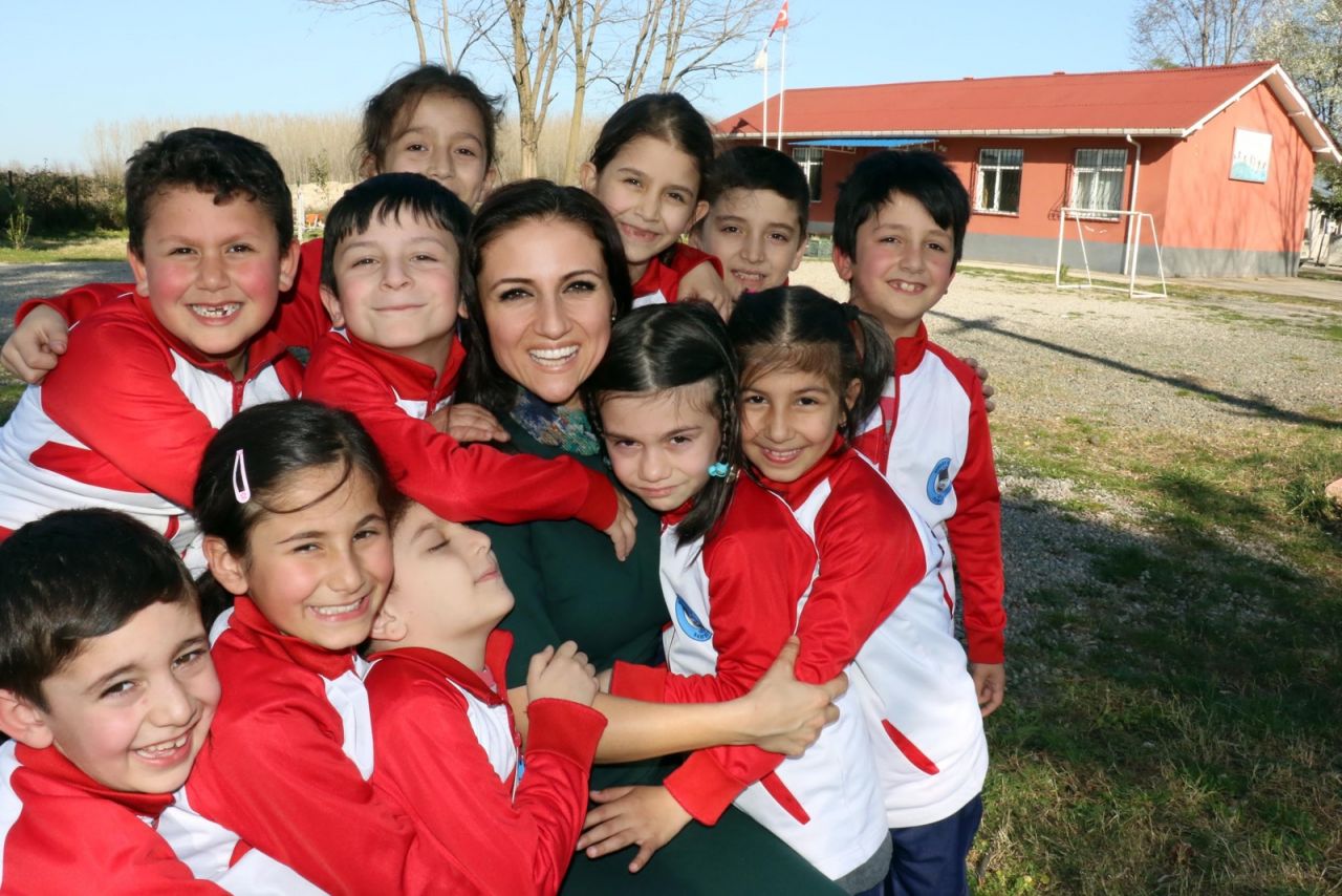İdealist köy öğretmeni Dilek Livaneli'nin kitabı 'Bir Dilek Yetmez' dizi oluyor - Sayfa:1