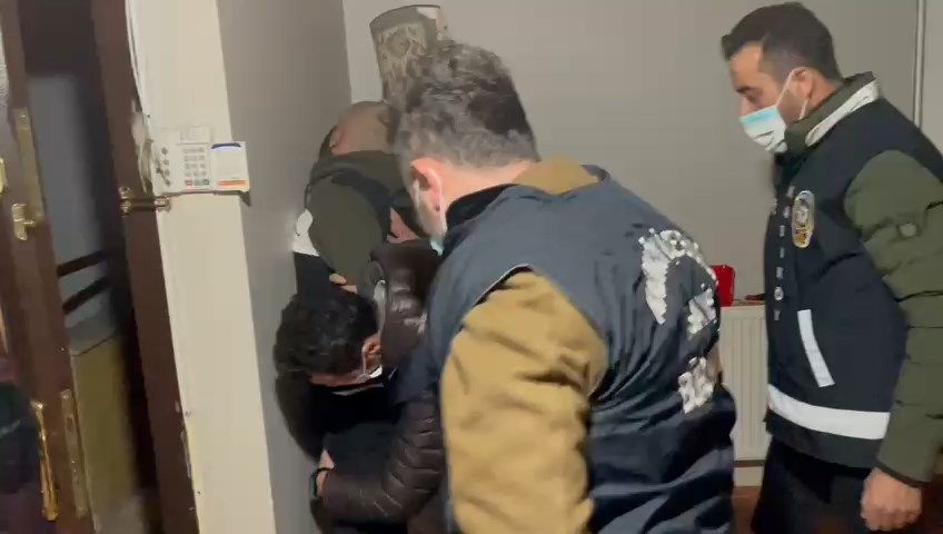Metrodaki saldırgan Emrah Yılmaz'ın yakalanma anı görüntüsünde kafa karıştıran 5 soru. Senanur Damgacı'ya saldıran Emrah Yılmaz'ın yakalanma anı kurgu muydu? - Sayfa:2