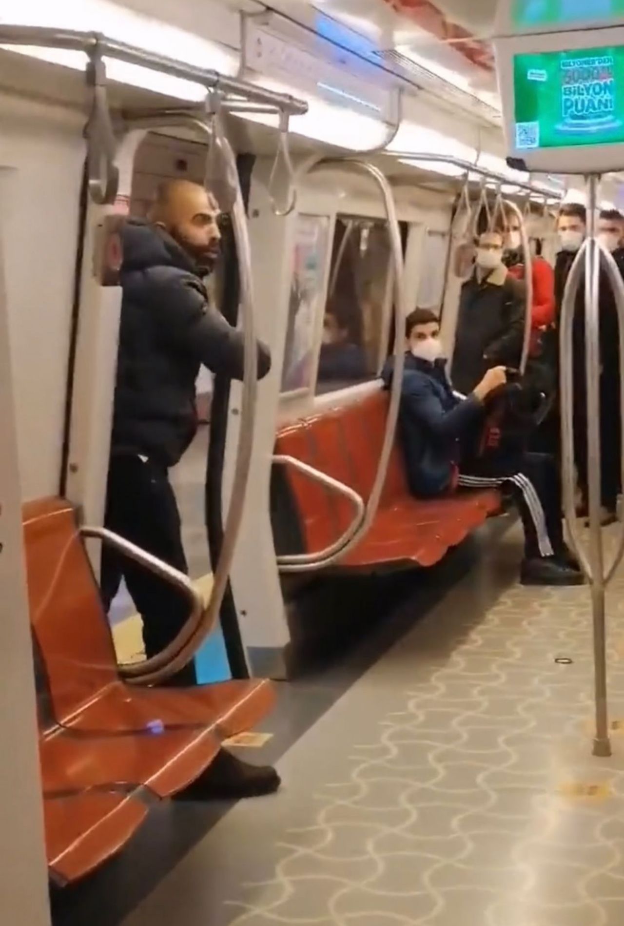 Metrodaki saldırgan Emrah Yılmaz'ın yakalanma anı görüntüsünde kafa karıştıran 5 soru. Senanur Damgacı'ya saldıran Emrah Yılmaz'ın yakalanma anı kurgu muydu? - Sayfa:1