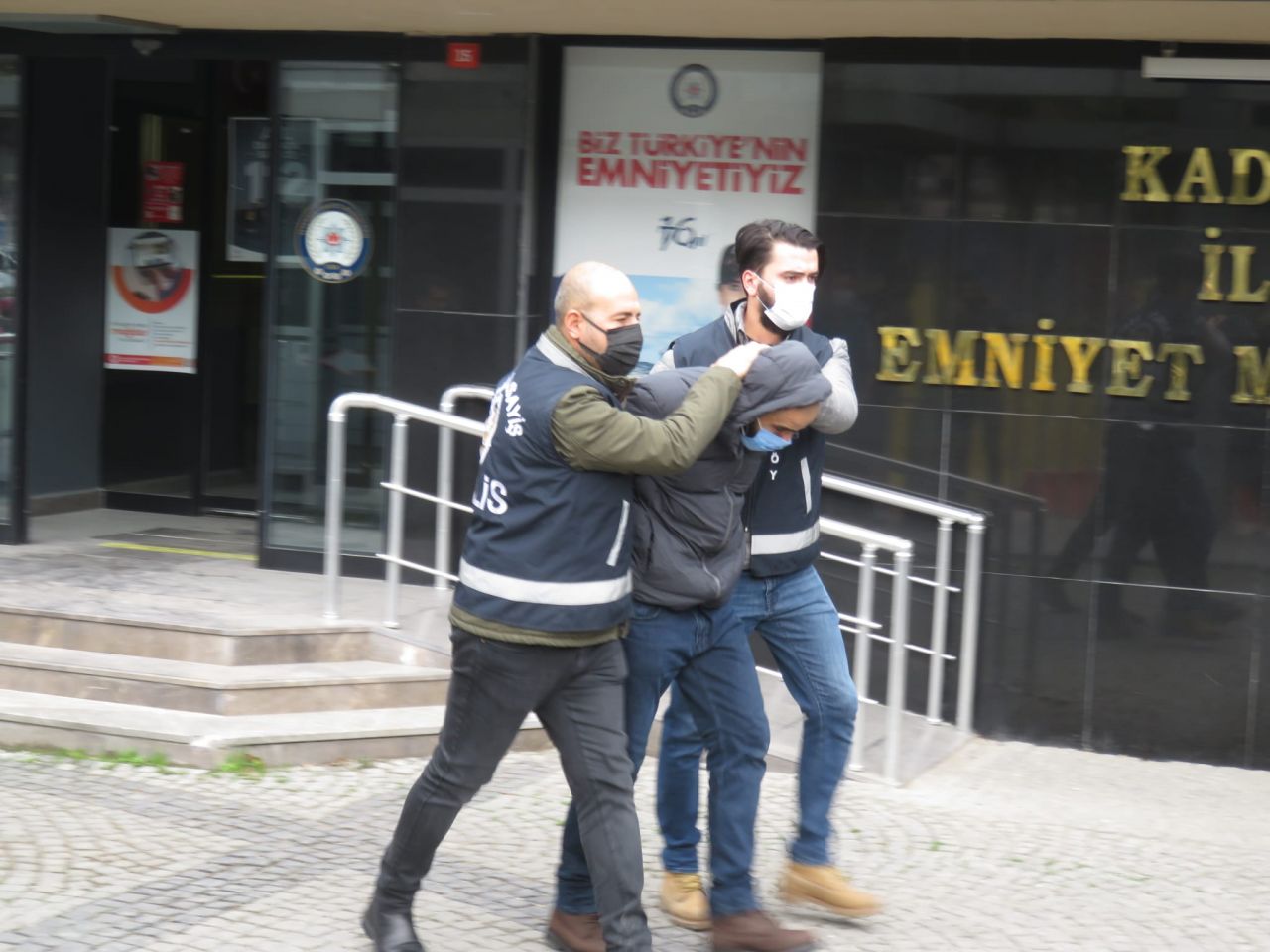 Metrodaki saldırgan Emrah Yılmaz'ın yakalanma anı görüntüsünde kafa karıştıran 5 soru. Senanur Damgacı'ya saldıran Emrah Yılmaz'ın yakalanma anı kurgu muydu? - Sayfa:3