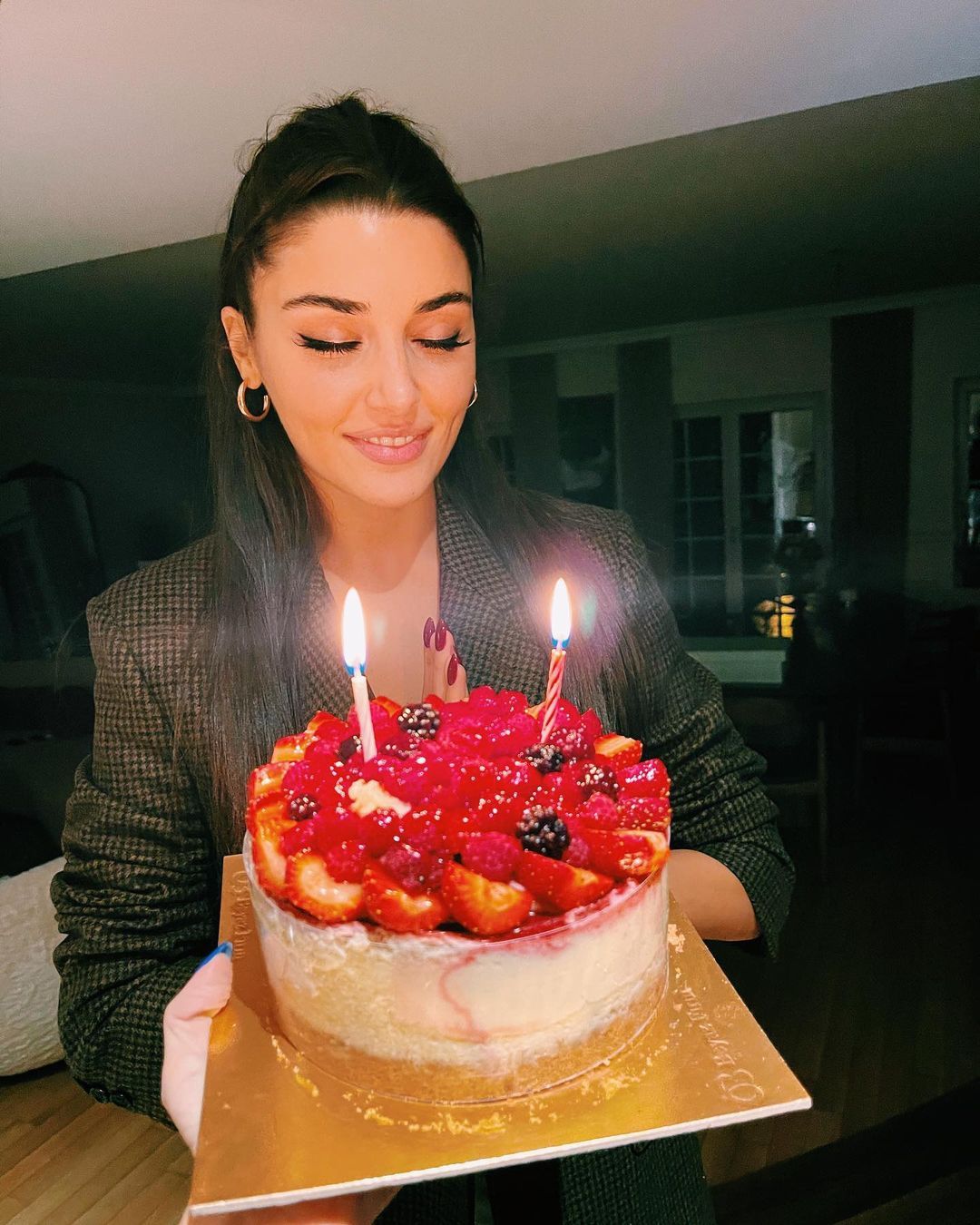 Hande Erçel doğum gününü kutladı, sosyal medya yıkıldı! Fotoğraflara beğeni yağdı - Sayfa:14