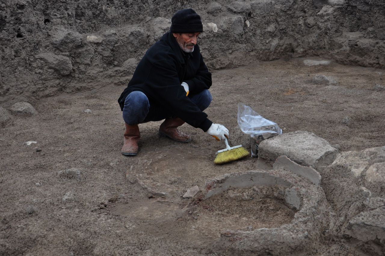 Taşlıgeçit Höyüğü'nde, Roma dönemine ait parfüm şişesi bulundu - Sayfa:3