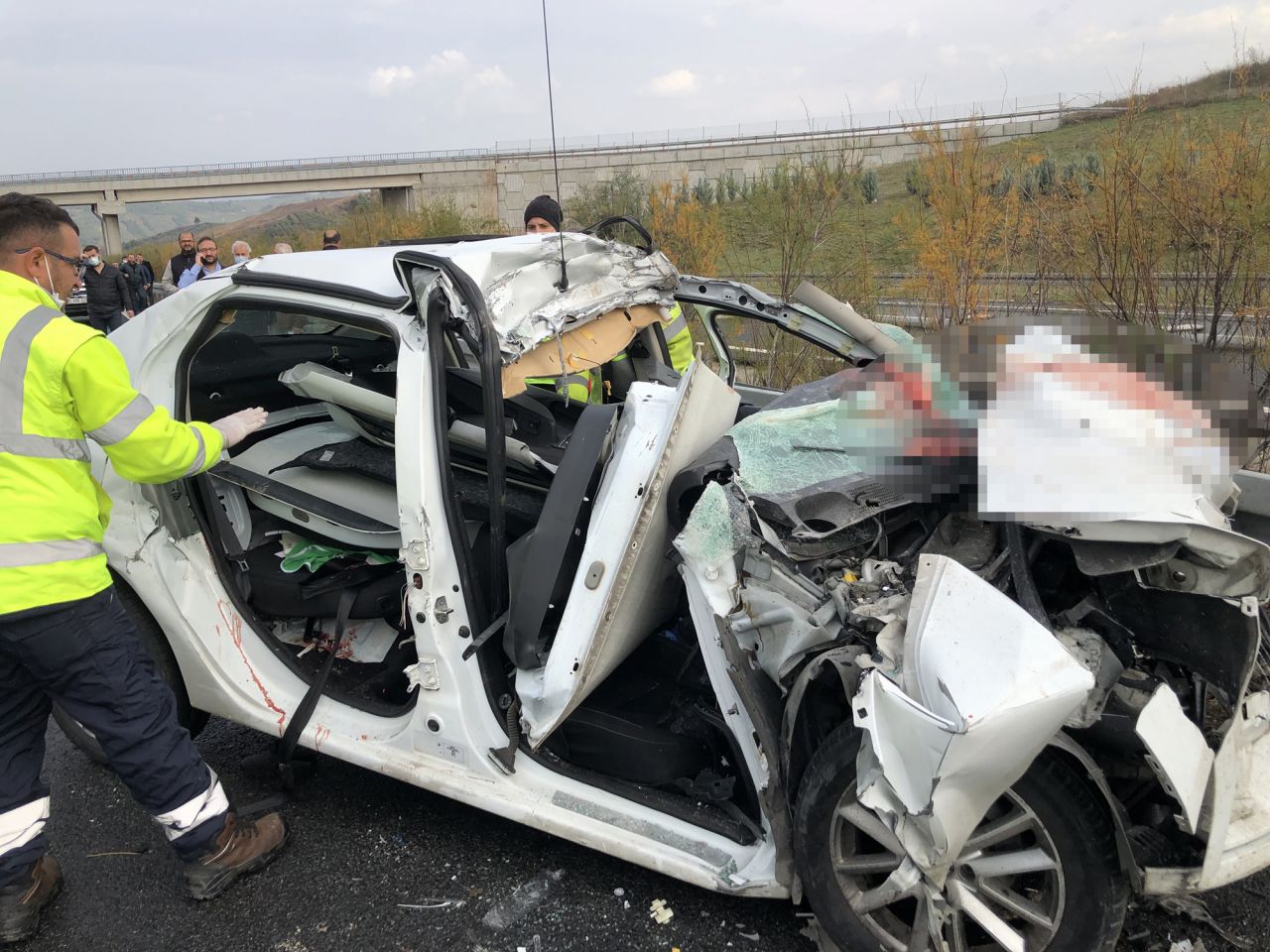 FLAŞ! İHH aracı kaza yaptı: 4 ölü. İHH (İnsani Yardım Vakfı) çalışanlarının otomobili İstanbul'dan Bursa'ya giderken TIR'a arkadan çarptı: Hız kadranının 150 kilometrede takıldığı kaldığı kazada 4 kişi hayatını kaybetti - Sayfa:8