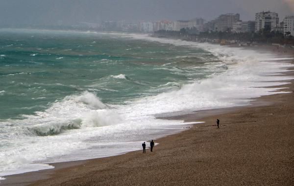 Türkiye'nin dünyaca ünlü plajı dalgalara teslim oldu... Antalya'da yağmur ve fırtına hayatı felç etti: Ağaçlar devrildi, korku dolu anlar yaşandı - Sayfa:1