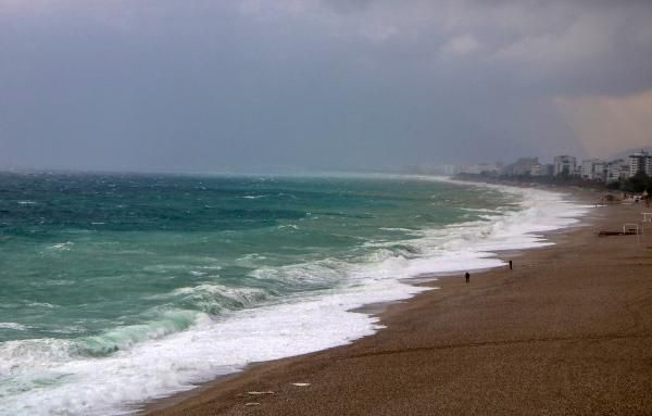 Türkiye'nin dünyaca ünlü plajı dalgalara teslim oldu... Antalya'da yağmur ve fırtına hayatı felç etti: Ağaçlar devrildi, korku dolu anlar yaşandı - Sayfa:2