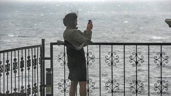 Türkiye'nin dünyaca ünlü plajı dalgalara teslim oldu... Antalya'da yağmur ve fırtına hayatı felç etti: Ağaçlar devrildi, korku dolu anlar yaşandı - Sayfa:4