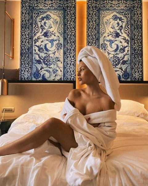 Serdar Ortaç’ın eski eşi Chloe Loughnan İstanbul'a geldi, otel odasındaki yatakta bornozlu poz verdi - Sayfa:6