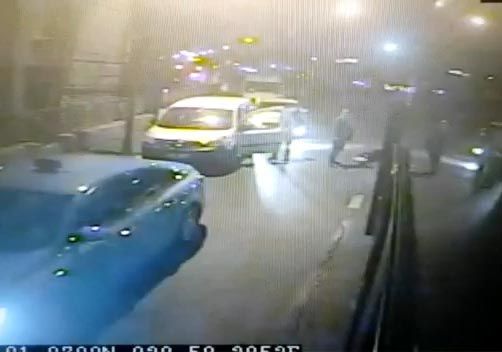 İstanbul'da bir taksici müşterisini ölüme itti. Taksi ücreti yüzünden müşteriyle tartışan taksi şoförü kadını yola attı. Müşteri otobüsün altında kalmaktan son anda kurtuldu - Sayfa:9