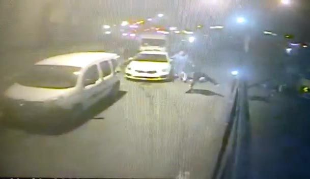İstanbul'da bir taksici müşterisini ölüme itti. Taksi ücreti yüzünden müşteriyle tartışan taksi şoförü kadını yola attı. Müşteri otobüsün altında kalmaktan son anda kurtuldu - Sayfa:7