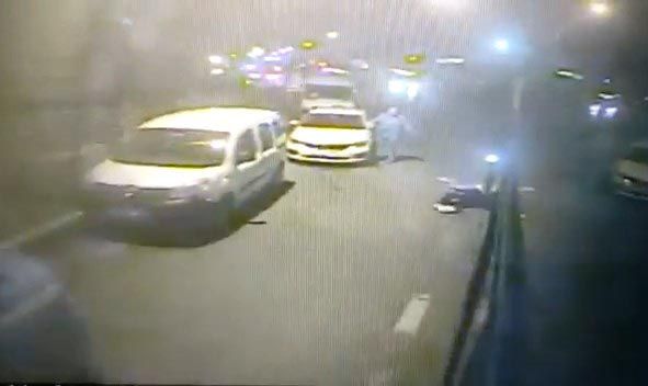 İstanbul'da bir taksici müşterisini ölüme itti. Taksi ücreti yüzünden müşteriyle tartışan taksi şoförü kadını yola attı. Müşteri otobüsün altında kalmaktan son anda kurtuldu - Sayfa:8