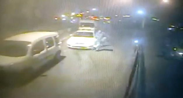 İstanbul'da bir taksici müşterisini ölüme itti. Taksi ücreti yüzünden müşteriyle tartışan taksi şoförü kadını yola attı. Müşteri otobüsün altında kalmaktan son anda kurtuldu - Sayfa:6
