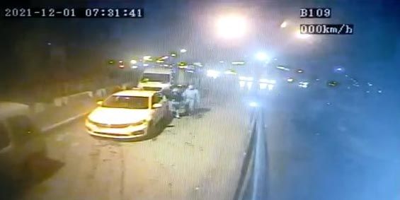 İstanbul'da bir taksici müşterisini ölüme itti. Taksi ücreti yüzünden müşteriyle tartışan taksi şoförü kadını yola attı. Müşteri otobüsün altında kalmaktan son anda kurtuldu - Sayfa:1