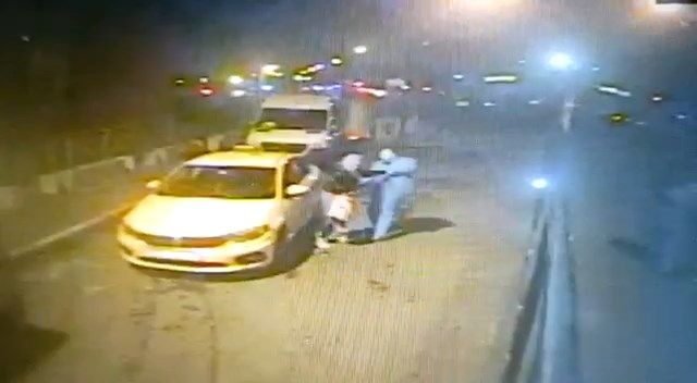 İstanbul'da bir taksici müşterisini ölüme itti. Taksi ücreti yüzünden müşteriyle tartışan taksi şoförü kadını yola attı. Müşteri otobüsün altında kalmaktan son anda kurtuldu - Sayfa:3