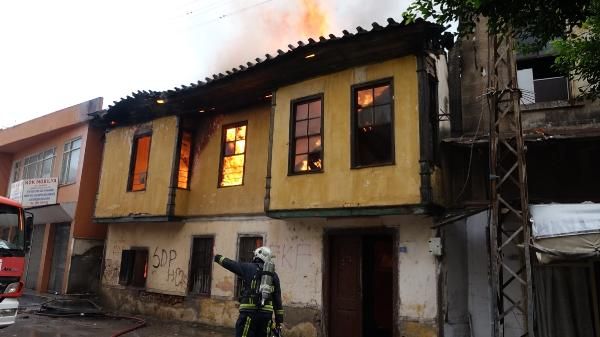 250 yıllık bina alev alev alev yandı... Bir kadın pencereden atladı canını zorla kurtardı - Sayfa:1