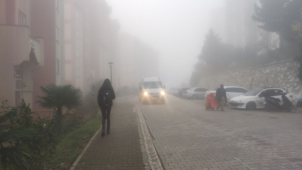 Bursa'da yoğun sis film sahnelerini aratmadı. Orhangazi'nin her yerini etkisi altına alan sis fotoğraflara işte böyle yansıdı... - Sayfa:3