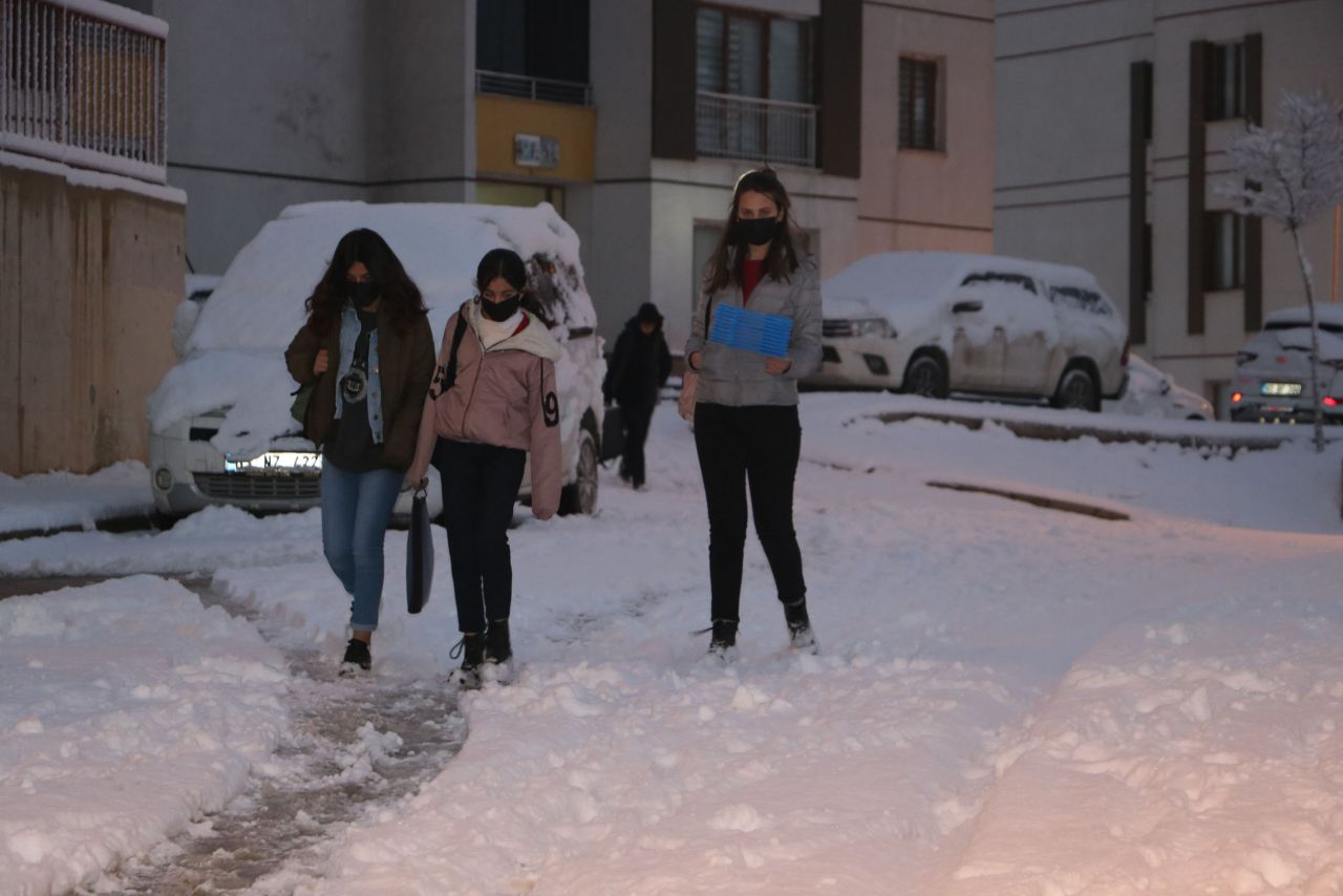 Hakkari'nin Yüksekova ilçesinde kar yağışı köy ve mezra yollarını kapattı! - Sayfa:1