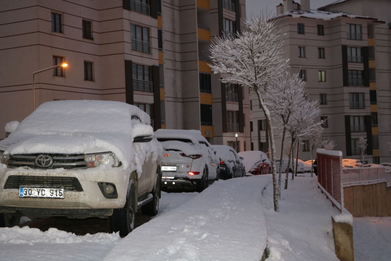 Hakkari'nin Yüksekova ilçesinde kar yağışı köy ve mezra yollarını kapattı! - Sayfa:2