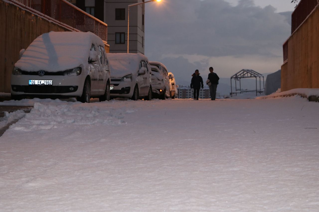 Hakkari'nin Yüksekova ilçesinde kar yağışı köy ve mezra yollarını kapattı! - Sayfa:3
