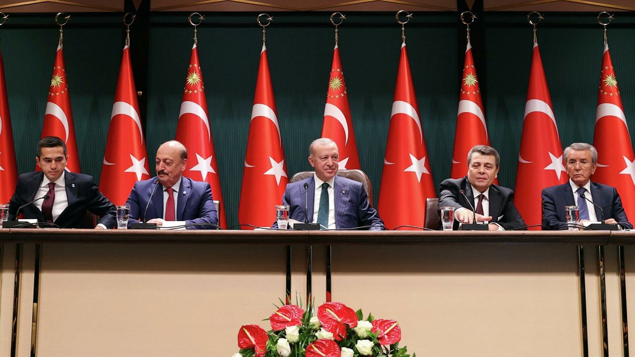 Cumhurbaşkanı Erdoğan emekliler için talimat verdi. Emekli zammı için iki formül öne çıktı. Emekliye ya seyyanen zam, ya da asgari ücret kadar zam. İşte 2022'de verilecek zam oranı - Sayfa:8