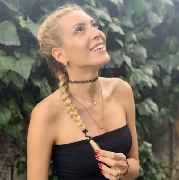 Sinem Kobal sırt dekolteli pozuyla büyüledi - Sayfa:1