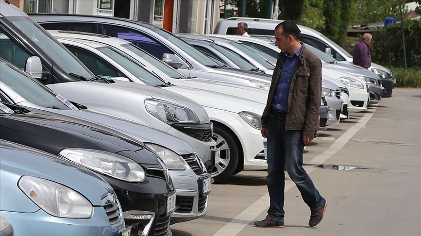 İkinci el araç alanlara müjde, ikinci el otomobil satacak olanlara kötü haber. Sıfır otomobillere büyük indirim geldi, ikinci el otomobillerde fiyat düşecek.  Motorlu Araç Satıcıları Federasyonu Genel Başkanı Aydın Erkoç tarih verdi: 10 gün sonra... - Sayfa:3